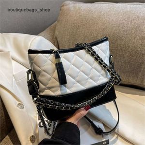 Stilvolle Handtaschen von Top-Designern. Diese beliebte einzelne Schultertasche mit Kette für Damen ist eine neue, modische, vielseitige Lingge Stray