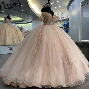 Blush Pink Perline di cristallo Illusion Ball Gown Abiti Quinceanera Al largo della spalla Appliques Corsetto Dolce 15 Abiti da 15 Anos