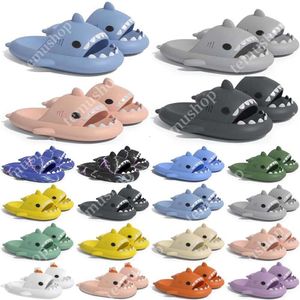 Gratis fraktdesigner Shark Slides Sandal Sandvar Sumpter för män Kvinnor Sandaler Slide Pantoufle Mules Men Women Tisters Trainers Flip Flops Sandles Color70