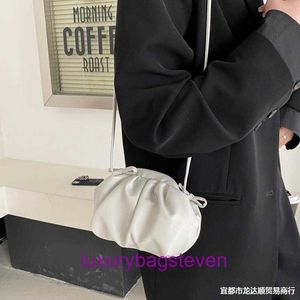 Borse tote originali Bottgss Ventss Pouch all'ingrosso negozio online Crossbody Dumpling Underarm Borsa coordinata con sensazione di design a nuvola da donna con logo reale