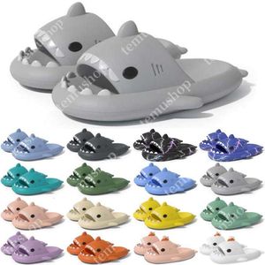 Gratis fraktdesigner Shark Slides Sandal Sandvar Spridare för män Kvinnor Sandaler Slide Pantoufle Mules Män kvinnor tofflor tränare Flip Flops Sandles Color56