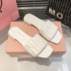 Designer tofflor lyxiga lågklackade läder flip-flops sommar sandaler mode kvinnor sexig svart sexig vit brun rosa 111