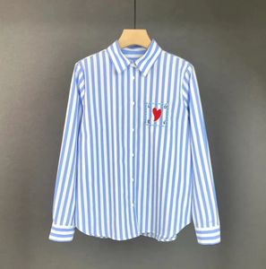 2024 Nuovo Sezane Designer Primavera / Estate Lettera Amore Camicia Bavero Pulsante Pigro Francese a maniche lunghe Top da donna Camicia versatile a righe blu e bianche