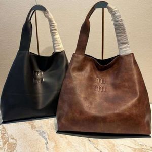 Design Handväska Clearance Sale 2024 Ny Big Bag Tote Dubbel axel stor kapacitet Portabla underarmkvinnor