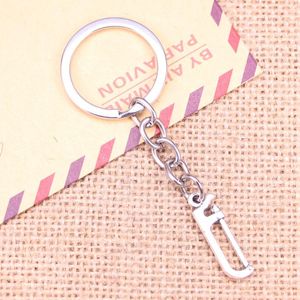 Nyckelringar 20st Fashion Keychain 25x7mm SAW Pendants Diy Men smycken bil Key Chain Ring Holder Souvenir för gåva