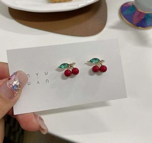 2024 Studörhängen Japan och Sydkorea S925 Silver Needle Simple Red Cherry for Women Summer Sweet Ear Clip Studs Smyckesgåvor Cherry Stud Sweet Little Earrings