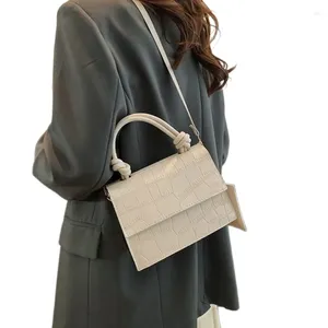 Axelväskor 2024 crossbody väska för tjej kvinnor liten fyrkantig mångsidig mode fast färg handväska