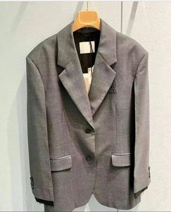 m-iu-2024 Cappotto da abito a righe dal design monopetto con colletto a vibrazione semplice di nuova moda primaverile