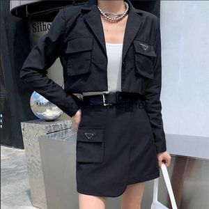 クラシックな三角形のポケットを添えたファッションデザイナーの女性の2ピースドレスワークジャケットジャケットベルトの装飾不規則なスカートセット