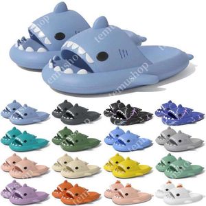 Gratis fraktdesigner Shark Slides Sandal Sandvar Sumpreglage för män Kvinnor Sandaler Slide Pantoufle Mules Män Kvinnor Slippare Tränare Flip Flops Sandles Color55