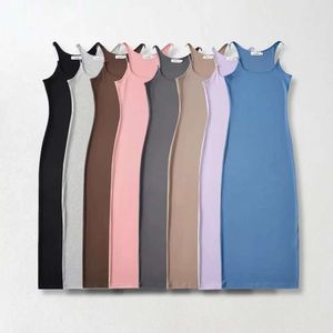 Instagramスタイルのセクシーで慎重なマシンショルダーストラップが消えてしまい、夏の女性のためのキャミソールドレスがスリムなウエストとbut部を包んだ長いスカートを包みます