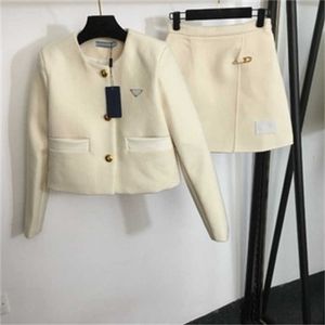 2ピースセット女性デザイナーレディース服新しいツイードスーツトライアングルラベル飾り付けられた丸いネック長袖ジャケットピン装飾されたスカートセット女性の衣装