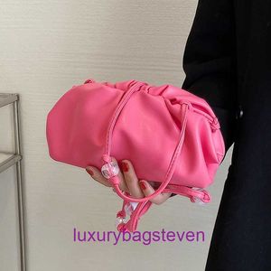 Bottgss Vents Designer Pouch Shoulder Bags Online Shop Cute Small Bag Womens 2024 Sommar Ny trendig mångsidig crossbody -mode med riktig logotyp