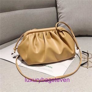 卸売トップオリジナルのBottgss Ventss Pouch Tote Bagsオンラインショップバッグレディースバッグ新しい2024シンプルなファッションテクスチャアーバン通勤メッセンジャーリアルロゴ