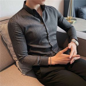 Camisas de manga comprida listradas escuras texturizadas, ajuste fino, bonito e maduro.Tendência de camisas masculinas de negócios