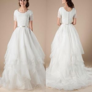 Nya landsspetsar långa blygsamma bröllopsklänningar med korta ärmar Tiered Organza -knappar Back Formella LDS Brudklänningar Custom Made3292277