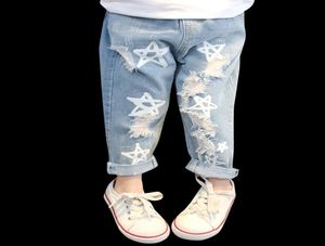 女の子用の女の子のためのベビーガールズジーンズスタープリントジーンズパンツエラスティックウエストキッズジーンズと穴の秋のノベルティ服