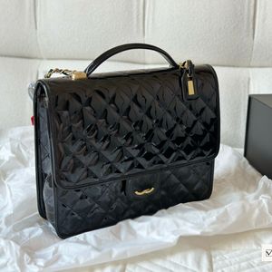 22K Borsa da donna in pelle verniciata nera con valigetta zaino Borsa classica trapuntata con patta con badge dorato Chiusura a scatto Grande capacità Tasca per abiti quotidiani da viaggio 31X26CM