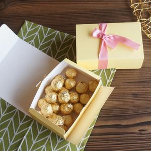 ギフトラップ10pcs 18 11 7 cm淡い黄色の紙ボックスキャンディークッキージャーキャンドル誕生日結婚式のパーティーdiyパッケージ