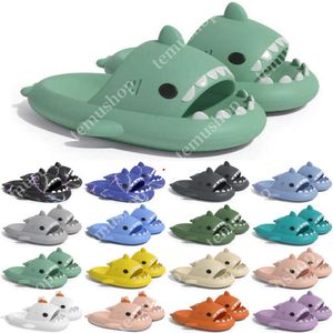 Gratis fraktdesigner Shark One Slides Sandal Sandvar för män Kvinnor Gai Pantoufle Mules Män kvinnor tofflor tränare flip flops Sandles Color85