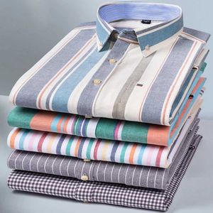 Mäns avslappnade skjortor Spring och Autumn New Mens Shirts Long-SleD Cotton Oxford Mens Busines Casual Mens Shirts Slim Fit No-stor storlek TOPSC24315