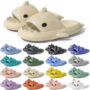 Gratis fraktdesigner Shark Slides Sandal Sandvar Sumpter för män Kvinnor Sandaler Slide Pantoufle Mules Män kvinnor tofflor Tränare Flip Flops Sandles Color62