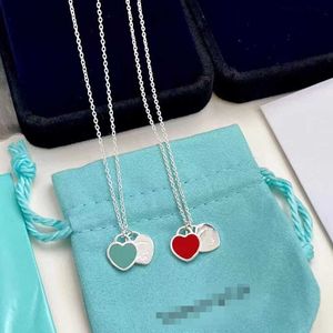 Designer Tiffay och Co Classic Emalj Peach Heart Necklace CNC Word Print Dubbel Pedicled Family Heart Pendant High Version S925 Silver Clavicle Chain Female Female