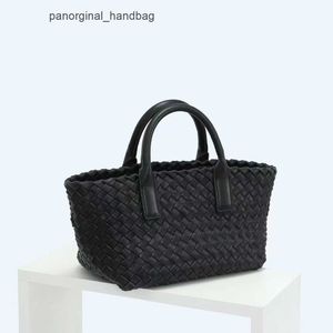 Designer Bottegs Arco Tote Venetas Bag Small handmade woven bag with a high end feel lamb skin tote French fashion portable cabbage basket OVPX B11V