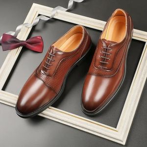 British Business Dress Derby Shoes Light Luxury Men's Brown Spets Mäns skor äkta läder spetsiga tå bankett bröllopskor