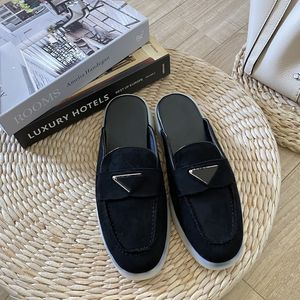 Designer Triangle Buckle Shoes Luxury Sandals Brand Casual Shoes Flat Slippers Läderskor Mocka Polerad läderplattform Kvinnor Hälsko