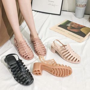 Summer Women's Crystal Jelly Sandaler Kvinnlig plast Högklackad gladiator Sandaler Fashion Beach Shoes Hollowed-Out Pumpar 240312