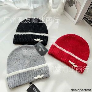 Designer Rätt version av C -familjen Woolen Hat är en liten doftande stil med blandade färger och röda prickar Den stickade hatten är mångsidig varm och har lockiga kanter mak
