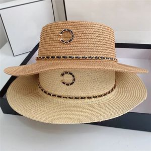 Summer Projektant Women Designer Straw Hat Projektanci mody Sunhat dla kobiety łańcuch marki marki płaskie wiadra czapki casquette trawa blaid hat 2 kolory