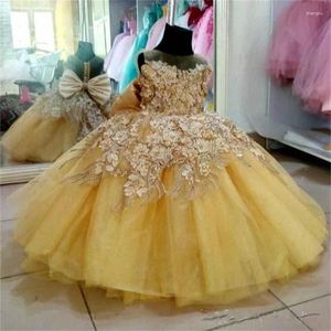 女の子のドレス明るい黄色の花の本物のイメージシアーネックレースパールボールガウンベビーウェディングドレス弓ページェントガウン