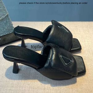 Skórzane buty Obcasy miękki designerski designerka skórzane sandały kociakowe pięta szkiełki masywne piaski muły designerka kobieta płaskie klapki