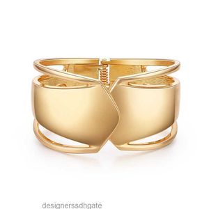 Armband Minimalistiska smycken Kvinnor Fashion Light Luxury Armband Pil Glossy Hollow Gold Plated Wide Armband Foreign Trade Explosion