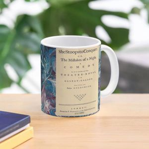 Mugs First Edition: Oliver Goldsmith Hon Stoops för att erövra kaffemugg personliga gåvor Mate Cups