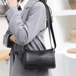 2024 bolsa feminina de couro boston camada superior couro único ombro diagonal cruz moda alça larga travesseiro na moda