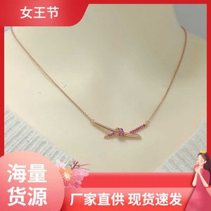 Designer Tiffay och Co Funi S925 Sterling Silver Knot Series 18K Rose Gold Diamond Necklace med Gu Jiling av samma stil krage kedja