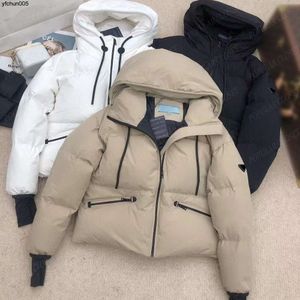 نساء أسفل سترة المعاطف السيدات السيدات أزياء قصيرة خارج الشتاء مقنعين Windbreaker كلاسيكي المثلث تصميم حرف أعلى الجودة sml {الفئة}