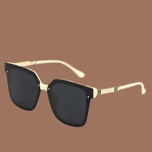 Modne okulary przeciwsłoneczne dla kobiety wykwintne okulary projektanci UV 400 spolaryzowana najlepsza luksusowa rama Stripe Summer Lunettes de Soleil Party Party Firma Cool HG133 H4