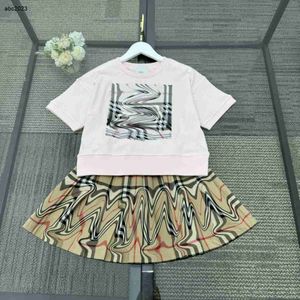 Classics Princess Dress Doll Bear Pattern Girls Tracksuits Baby Clothes Storlek 110-160 cm Lovely Pink Kids T Shirt och kort kjol 24mar