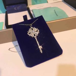 Designer Light Luxury Nisch Tiffay and Co Set With Diamonds Snowflake Key Pendant Halsband Lärben Kedja Kvinnlig gåva för bästa vän Instagram Trendy Minimalist