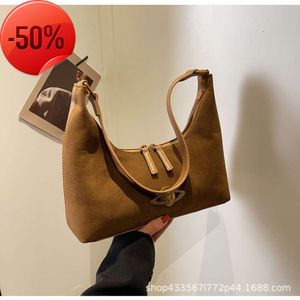 Negozi di fabbrica Borsa da donna smerigliata 2024 Tendenza autunno/inverno Popolare Pelle di cervo Velluto Ascellare Spalla casual versatile e di lusso