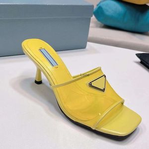 Chinelos Mulheres Sapatos de Praia de Salto Alto Verão Open Toe Transparente Designers Clássico Triângulo Fivela Decoração 6.5cm Sandálias de Salto Médio 35-42