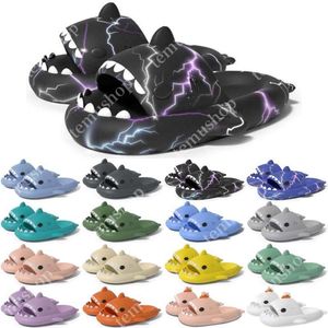 Gratis fraktdesigner Shark Slides Sandal Sandvar Sumpter för män Kvinnor Sandaler Slide Pantoufle Mules Men Women Slippers Trainers Flip Flops Sandles Color52