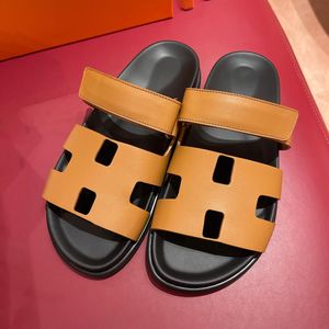 Boyut 35-44 Klasik Summer Summer Sandal Terlik Tasarımcısı Slayt Düz Mule Plaj Havuz Kaydırıcıları Lüks Sandale Seyahat Maddesi Yeni Stil Gündelik Ayakkabı Kadın Erkekler Deri Hediye Kutu