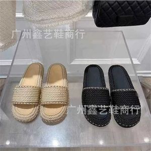 بنسبة 17 ٪ من الأحذية الرياضية 2024 Xiaoxiangs نسج نعل سميك للسيدات الصيف الجديد ملابس خارجية جديدة من النعال السفلية المسطحة