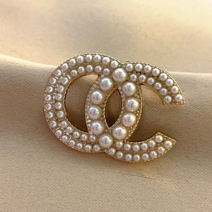 Luksusowa marka marki Letter broszki 18k złota platowana w stylu vintage biżuteria broszka perłowa perłowa moda męska męska małżeństwo małżeństwo weselne