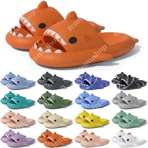 Darmowa wysyłka projektant slajdów Shark Supper Slipper For Men Sandals Sandals Slide Pantoufle muły mężczyźni kobiety Kapcie trenery Flip Flip Flops Sandles Color34
